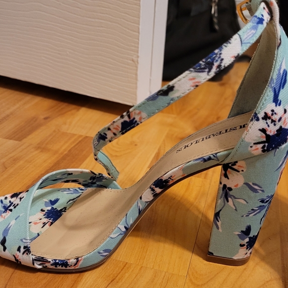 Size 8 Wide width Shoes - Picture 2 of 4
